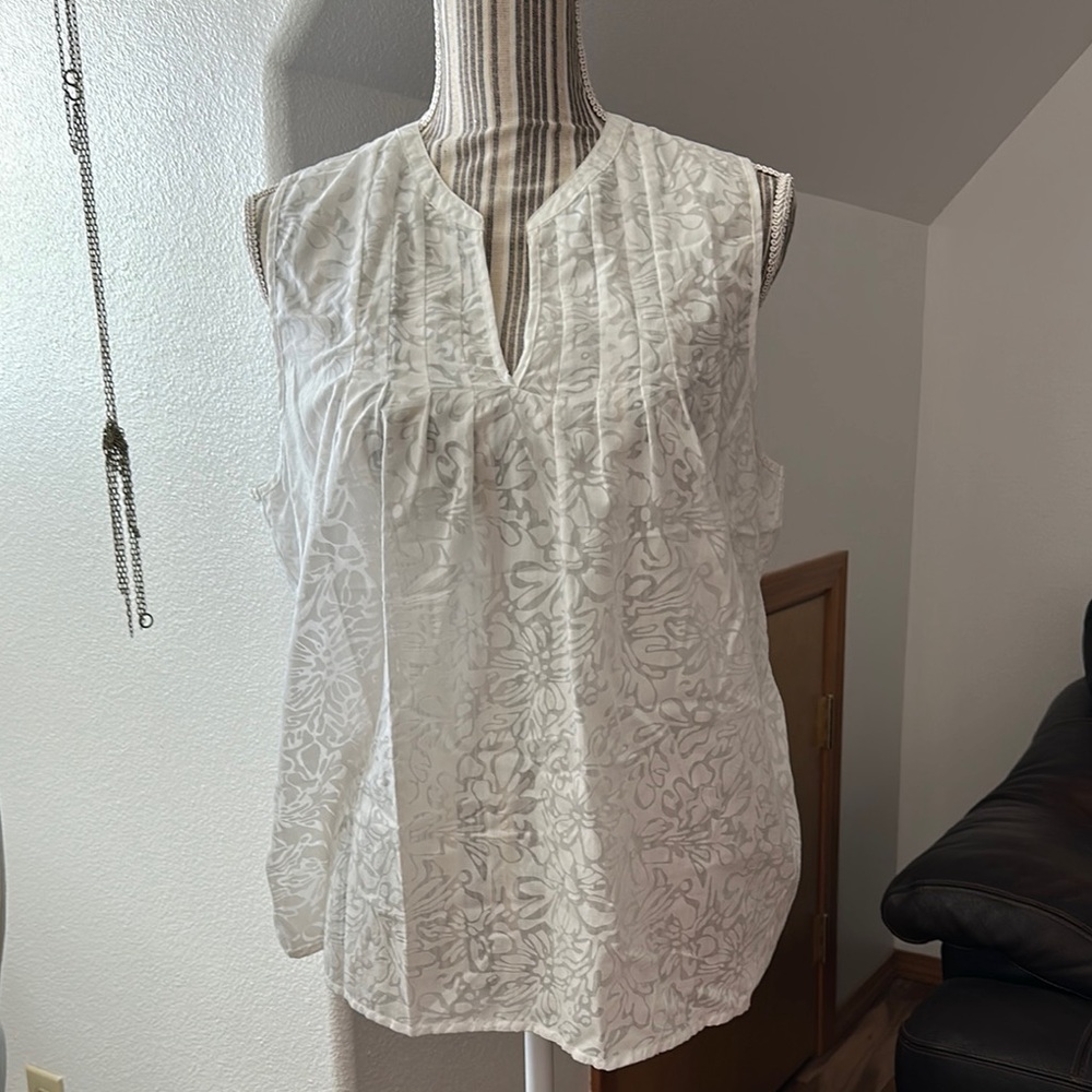 Zac & Rachel White Sleeveless Pleated Blouse